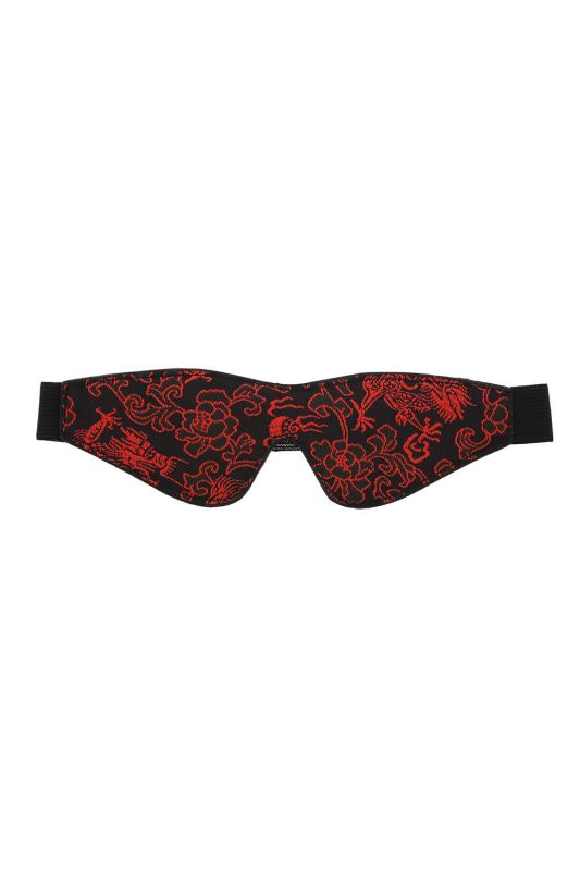 Маска на глаза черная Dream Тoys Blaze Deluxe Blindfold с красным узором в виде вышивки вид 3