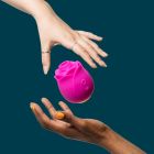 Перезаряжаемый вакуумный клиторальный стимулятор Romp Rose в виде бутона розы, розовый вид 4