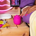 Вакуумний кліторальний стимулятор Romp Rose, що перезаряджається, у вигляді бутона троянди, рожевий вид 11