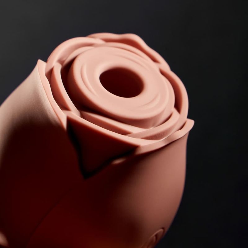 Вакуумный стимулятор клитора в виде розы Sweet Em Velvet Lure, розовый вид 5