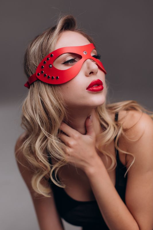 Маска Candy Hero МD2 красная экокожа вид 3