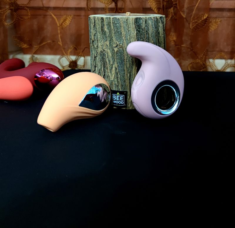 Вакуумный стимулятор для клитора с вибрацией Chisa Kissen Aria , силиконовый, бежевый вид 8