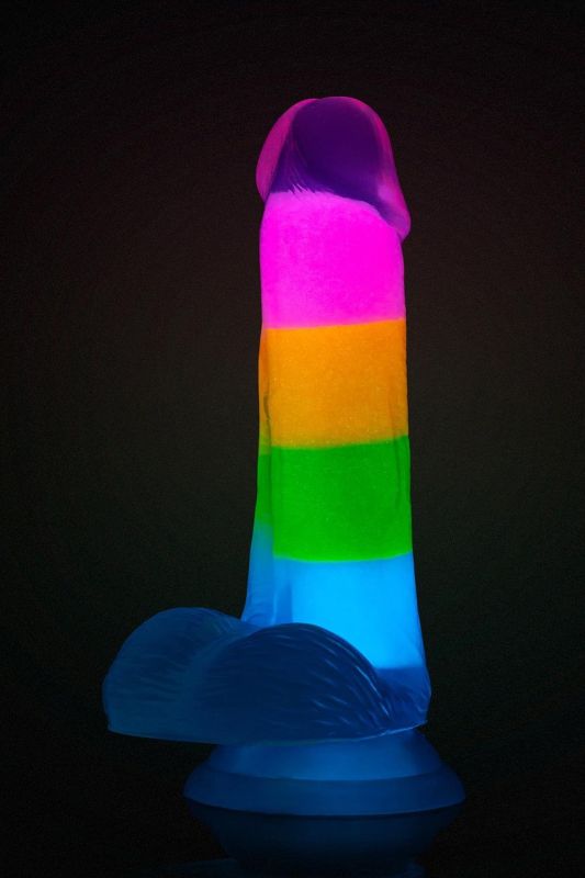Фалоімітатор, що світиться в темряві Blush Neo Elite реалістичний на присосці, райдужний вид 3