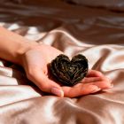 Свічка низькотемпературна у вигляді троянди з глітером GlowKink чорна, L вид 4