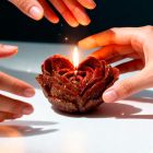 Свічка низькотемпературна у вигляді троянди з глітером GlowKink бордова, L вид 17