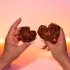 Свеча низкотемпературная в виде розы с глиттером GlowKink бордовая, М вид 61