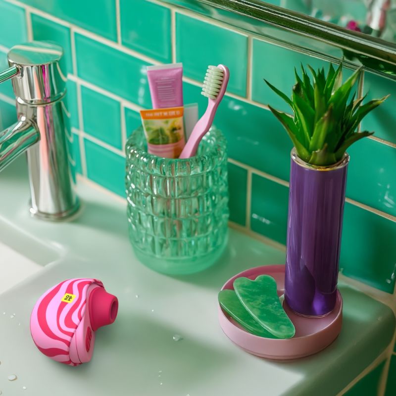 Вакуумный стимулятор клитора ROMP Spin в тревел-формате, розовый вид 17