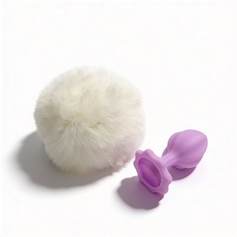 Анальная пробка рельефная ALUME, S, лиловая с белым пушком и сменным лиловым камнем, 7 х 2,8 см вид 10