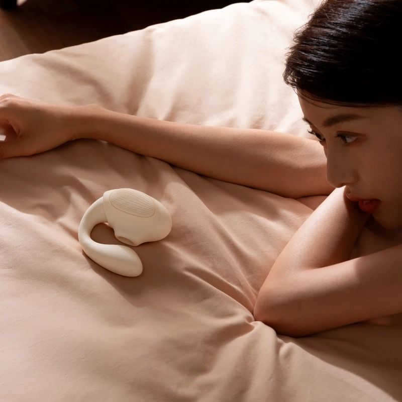 Вібратор 3-в-1 BeYourLover TILLY з вакуумом, додатком, пульсацією та управлінням стисканням, бежевий вид 10