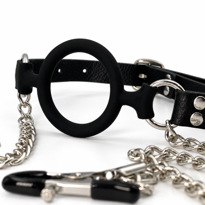 Кляп-кільце DS Fetish з медичного силікону з ремінцем з екошкіри та затискачами для сосків, чорний вид 4