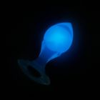 Люминесцентная анальная пробка UNIVIBE, силиконовая с шариком внутри, голубая, 9.6 х 4 см вид 4