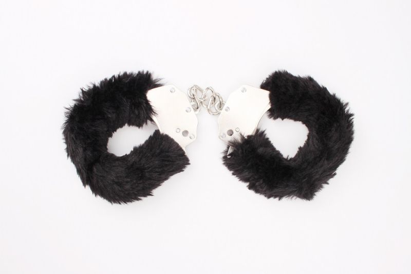 Наручники металеві Chisa Hi-Basic Fur-lined Handcuffs з чорним хутром вид 3