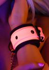 Наручники, светящиеся в темноте Taboom Glow In The Dark Wrist Cuffs, розовые вид 7