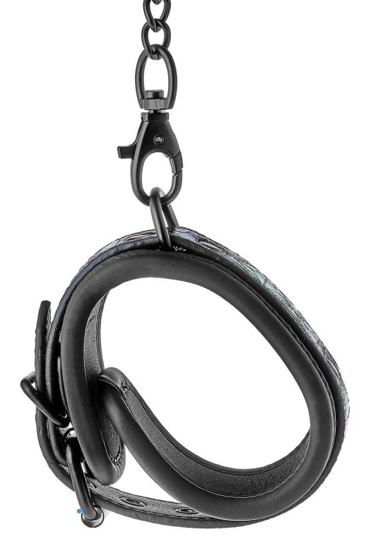 Поножі з фіолетовим тисненням Dream toys BLAZE Luxury Fetish на ланцюжку чорного кольору вид 8