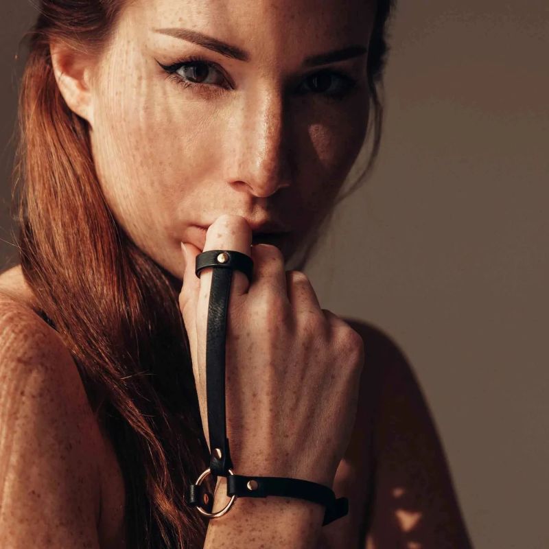 Пара браслетів на зап'ясті та палець Bijoux Indiscrets MAZE Hand Bracelet Harness Brown, екошкіра вид 11