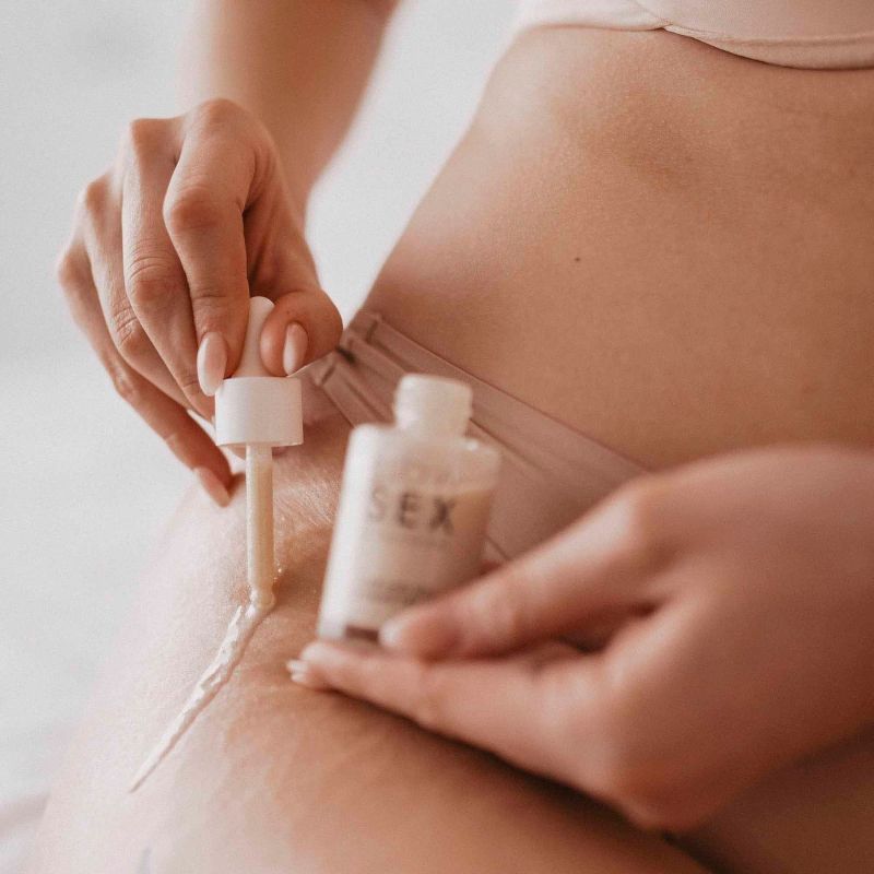 Сухое масло для тела и волос Slow Sex by Bijoux Indiscrets с мерцающими частицами вид 3