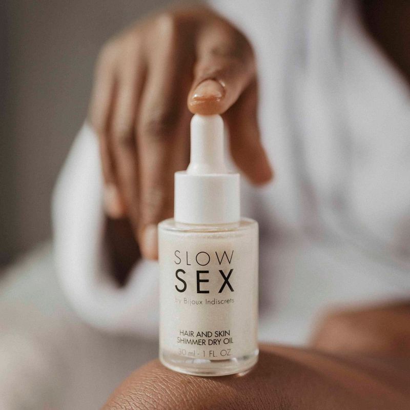 Суха олія для тіла та волосся Slow Sex by Bijoux Indiscrets з мерехтливими частинками вид 2