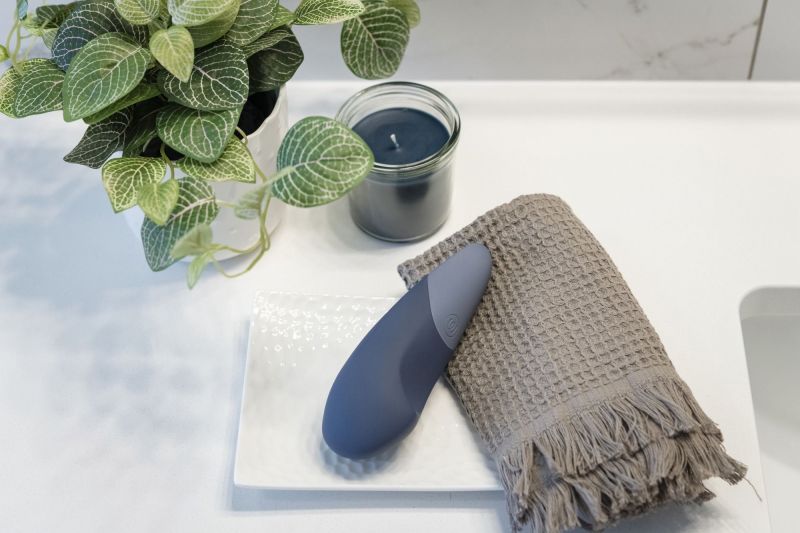 Вібратор для стимуляції клітора безшумний Womanizer Vibe, темно-синій вид 7